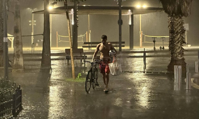 Έντονη καταιγίδα ξέσπασε στο Τελ Αβίβ - Ο καιρός δεν ευνοεί τις στρατιωτικές επιχειρήσεις