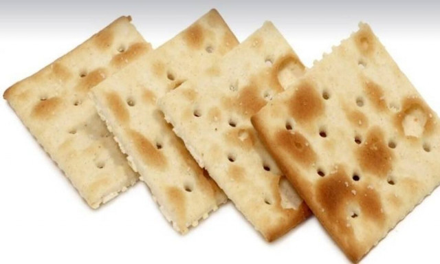 Οι άνθρωποι μόλις ανακάλυψαν σε τι ακριβώς εξυπηρετούν οι τρύπες στα κρακεράκια