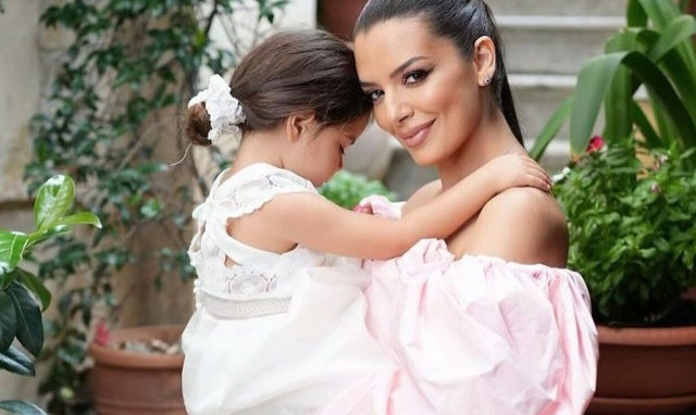 Νικολέττα Ράλλη: Ο λόγος που μαμά και νονά έβγαλαν τα παπούτσια τους στη βάφτιση της κόρης της