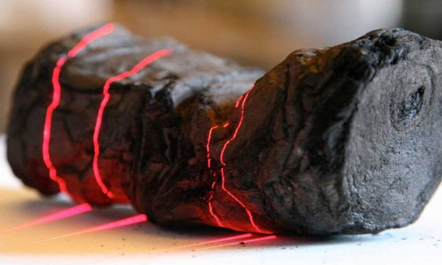 Ερευνητές κατάφεραν να διαβάσουν με ΑΙ λέξη σε πάπυρο που σβήστηκε από την έκρηξη του Βεζούβιου