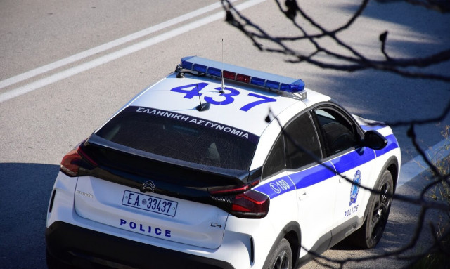 Φθιώτιδα: Δράστες ακινηοποίησαν 91χρονο με πιστόλια και λήστεψαν 10.000 ευρώ και λίρες