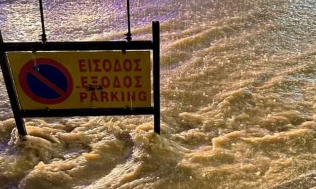 Πάτρα: Δρόμοι ποτάμια από την καταρρακτώδη βροχή - Πλημμύρισαv σπίτια και μαγαζιά
