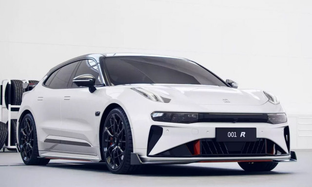 Ακόμη και τα σεντάν μπορούν να στρίβουν γύρω από τον άξονα τους