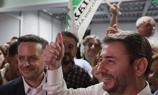 Στον ΣΥΡΙΖΑ πανηγυρίζουν που έγιναν «δεκανίκι» του ΠΑΣΟΚ;