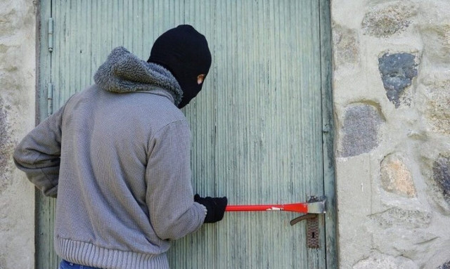 Θεολόγος: Ένοπλοι «μπούκαραν» στο σπίτι, λήστεψαν και κλείδωσαν τρία άτομα στο μπάνιο