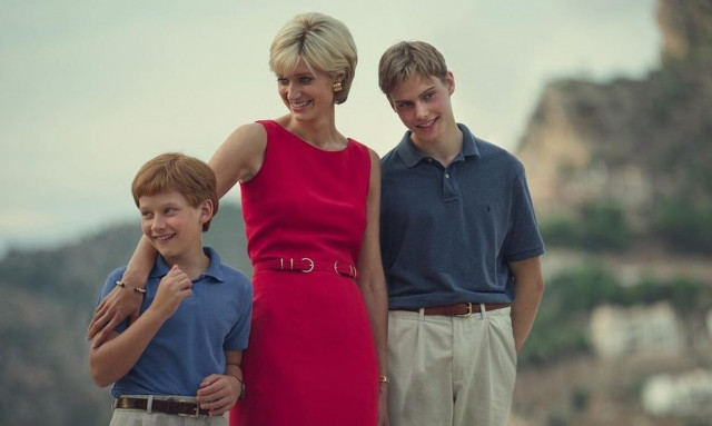 The Crown: Oι πρώτες εικόνες από τα νέα επεισόδια της έκτης και τελευταίας σεζόν