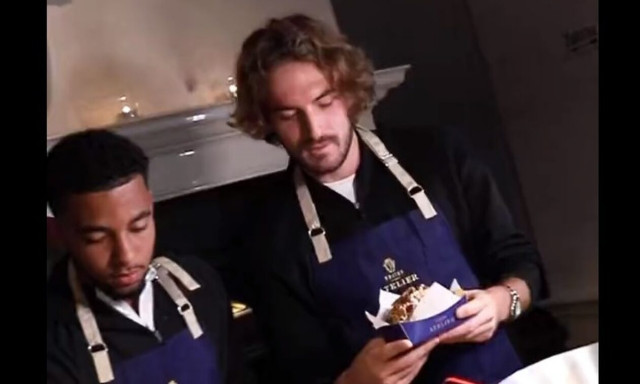 Στέφανος Τσιτσιπάς: Φόρεσε ποδιά και μαγείρεψε για την Πάουλα Μπαντόσα -  Βίντεο