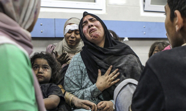 Βομβαρδισμός νοσοκομείου στη Γάζα: «Υπάρχουν ανθρώπινα μέλη παντού στο προαύλιο»