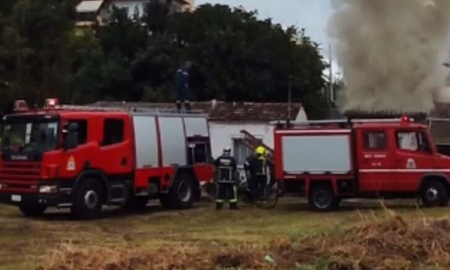 Θεσσαλονίκη: Φωτιά σε μονοκατοικία - Κατέρρευσε στέγη