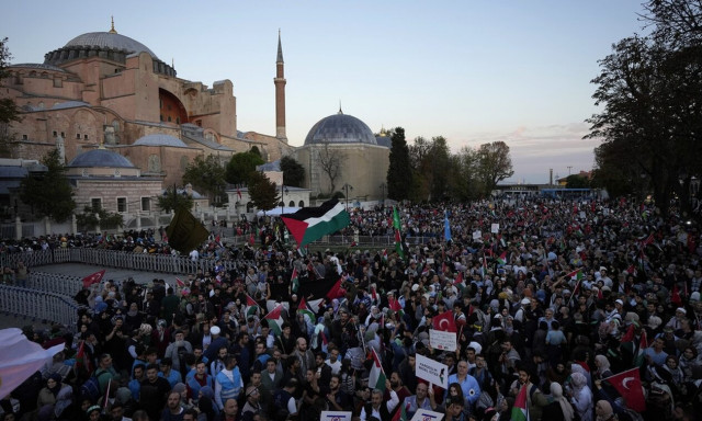 Πλήθος Τούρκων διαδήλωσε μετά το βομβαρδισμό του νοσοκομείου στη Γάζα