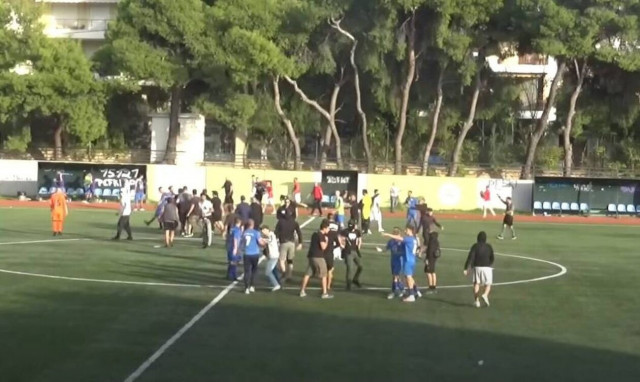 Χαμός στο Πεύκη – Άγιοι Ανάργυροι: «Ντου» οπαδών εν ώρα αγώνα, κυνήγησαν παίκτες της ομάδας τους!