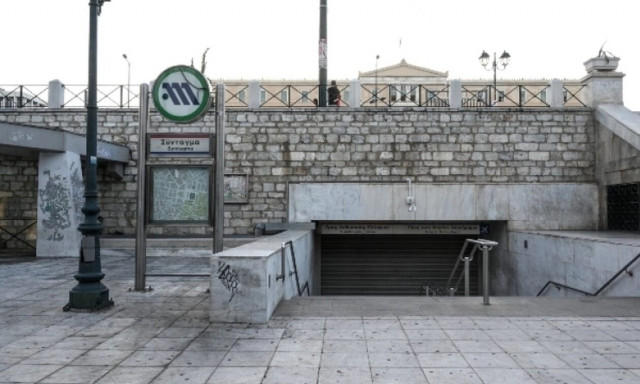 Απίστευτη εικόνα: Οδηγός πάρκαρε το αυτοκίνητό του στην Πλατεία Συντάγματος