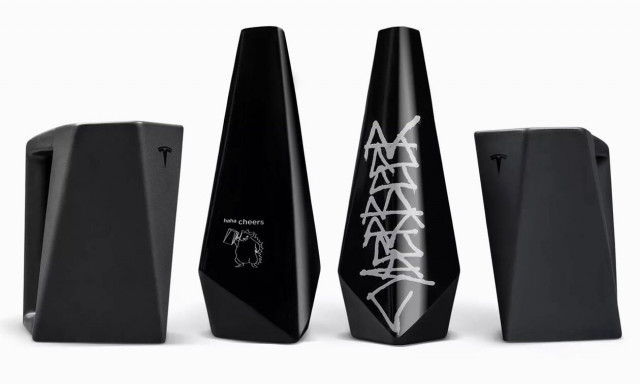 Μέχρι να παραλάβετε το Cybertruck πιείτε μια CyberBeer