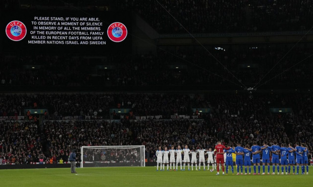 Αγγλία: «Στοπ» στις σημαίες Ισραήλ και Παλαιστίνης από τα γήπεδα - Με μαύρα περιβραχιόνια οι παίκτες