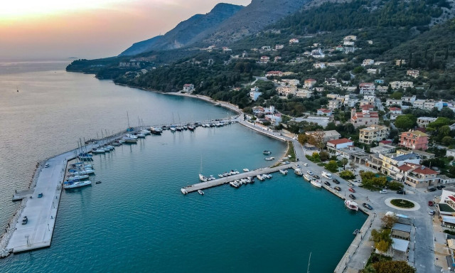 Το καταγάλανο λιμάνι της Ηγουμενίτσας