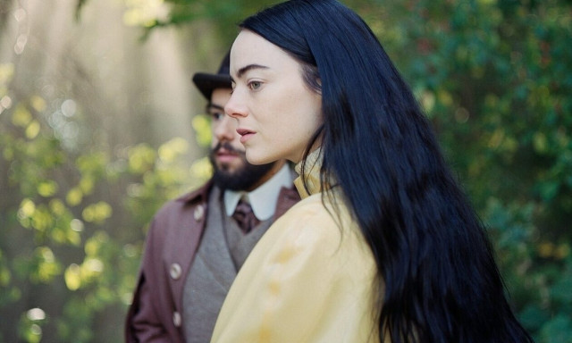 H Έμα Στόουν ως Μπέλα Μπάξτερ στο «Poor Things» του Γιώργου Λάνθιμου