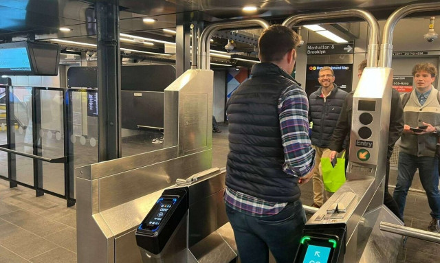 Ο ΣΥΡΙΖΑ ένα βήμα από τη διάλυση και ο Κασσελάκης… κάνει βόλτες στη Νέα Υόρκη