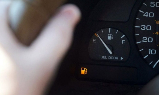 Πόσα χιλιόμετρα θα μπορέσετε να κάνετε με λαμπάκι για το καύσιμο;