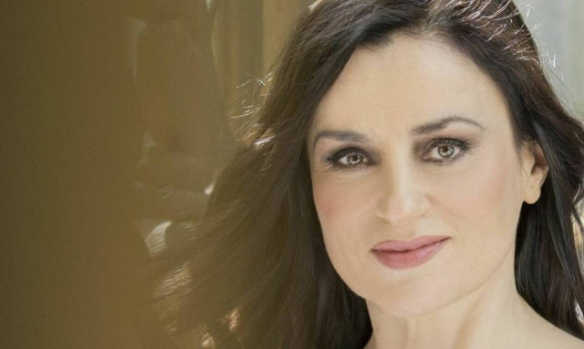 Καρυοφυλλιά Καραμπέτη: «Υποδυόμουν την γυναικολόγο και πήγαινα και παρακολουθούσα τοκετούς»