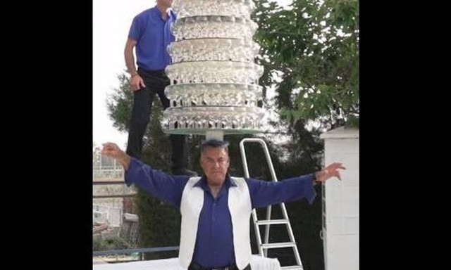 Εντυπωσιακό ρεκόρ Γκίνες: 62χρονος Κύπριος χορεύει με 319 ποτήρια στο κεφάλι του