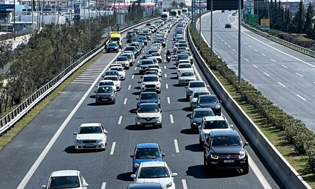 Κίνηση τώρα: Καθυστερήσεις στην Αττική οδό προς αεροδρόμιο
