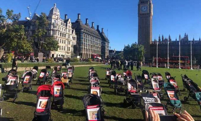 Πόλεμος στο Ισραήλ: Άδεια καροτσάκια στο Λονδίνο για την επιστροφή των ομήρων από τη Γάζα