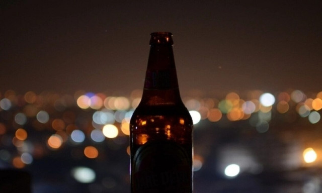 ΗΠΑ: Πήγαν να γκρεμίσουν σπίτι και βρήκαν… μπουκάλι μπύρας μέσα σε τοίχο: Έκρυβε μήνυμα από το 1955