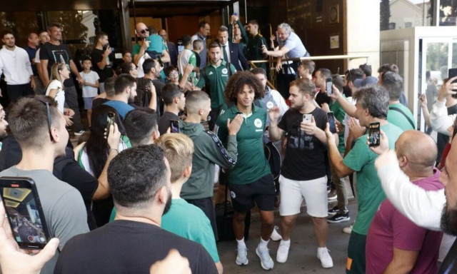 Ολυμπιακός - Παναθηναϊκός: Αποθέωση από τον κόσμο των «πράσινων» στο ξενοδοχείο - Βίντεο