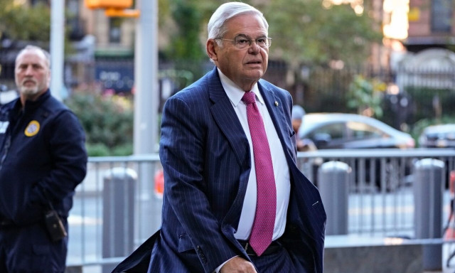 Ο Ρόμπερτ Mενέντεζ δήλωσε αθώος για την κατηγορία του «ξένου πράκτορα»