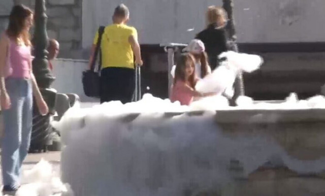 «Άφρισε» το συντριβάνι στο Σύνταγμα - Βρήκαν ευκαιρία για παιχνίδι τα παιδιά