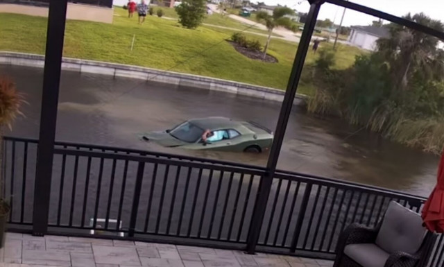 Δείτε ένα Dodge να πέφτει μέσα σε ένα κανάλι (video)