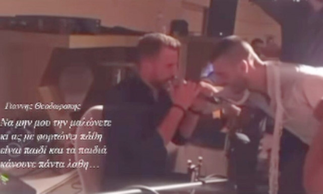 Λυράρης για φίλημα: Τον… φόρτωναν με 50ευρα πάνω στο κέφι κι εκείνος τα επέστρεφε