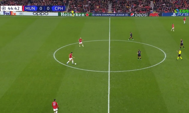 Champions League: Δεν έχει ξαναγίνει! Διαιτητής έληξε το ημίχρονο στο Μάντσεστερ νωρίτερα - Βίντεο