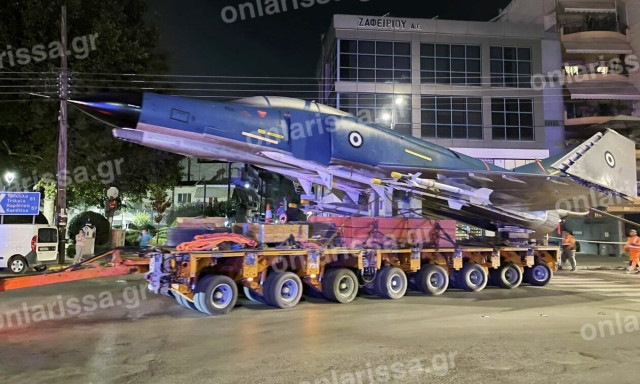 Λάρισα: Ένα επιβλητικό μαχητικό αεροσκάφος διασχίζει τους δρόμους της πόλης (pics & vid)