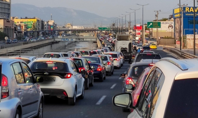 Κίνηση τώρα: «Ουρές» χιλιομέτρων στον Κηφισό - Οδηγοί μιλούν στο Newsbomb.gr