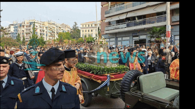 Θεσσαλονίκη: Πλήθος κόσμου στην περιφορά των εικόνων Αγίου Δημητρίου και Παναγίας Κορωνιωτίσσης
