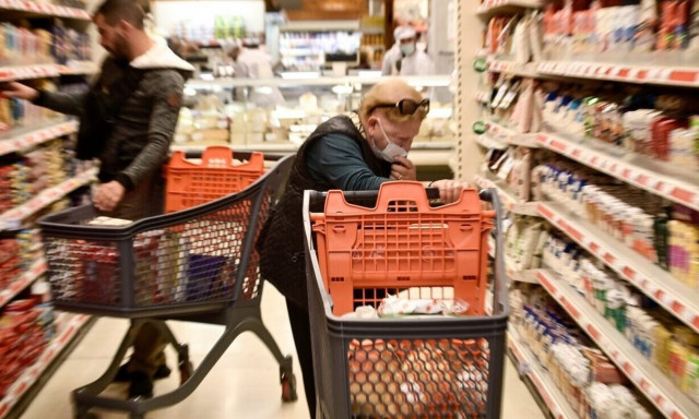 Greek households' available income and final consumption spending up in 2022