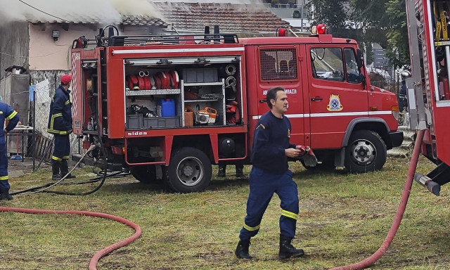 Φωτιά τώρα σε καμινάδα εστιατορίου στο Κολωνάκι