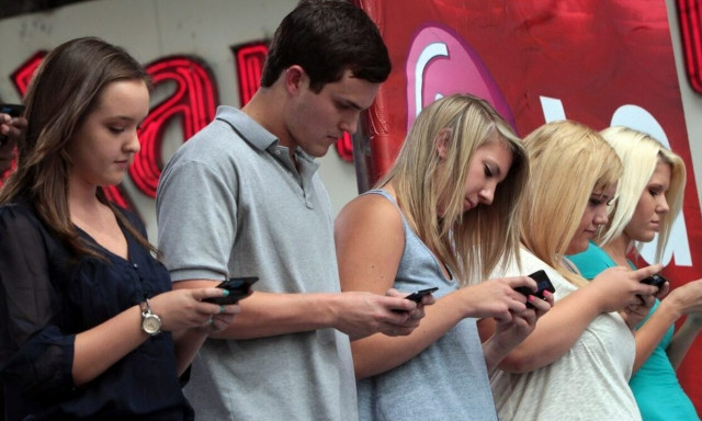 Ο λόγος που η Gen Z φλερτάρει μέσω Instagram