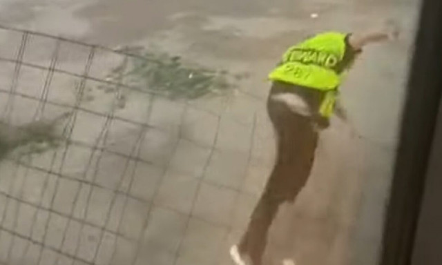 Ολυμπιακός - Γουέστ Χαμ: Πούλμαν οπαδών των Άγγλων χτυπά σεκιούριτι και αυτοί γελάνε (vid)