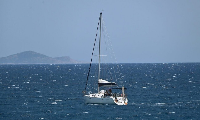 Βλάβη σε ιστιοφόρο με τρεις επιβαίνοντες στους Αντίπαξους