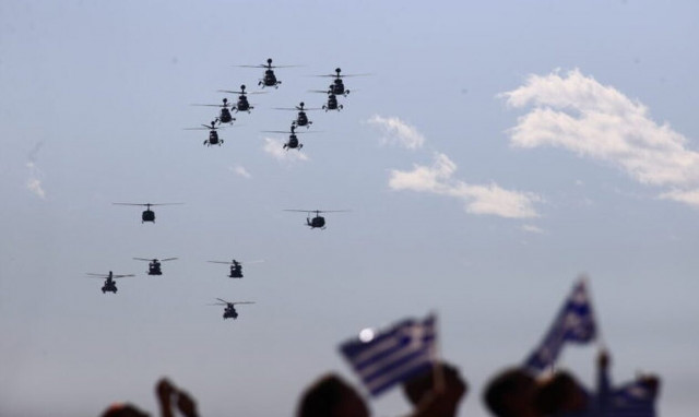 Παρέλαση 28η Οκτωβρίου: Ελικόπτερα Chinook και Apache εντυπωσίασαν (βίντεο)