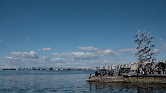 O καιρός: Πρόσκαιρες τοπικές βροχές και αραιές νεφώσεις - Υψηλές για την εποχή θερμοκρασίες