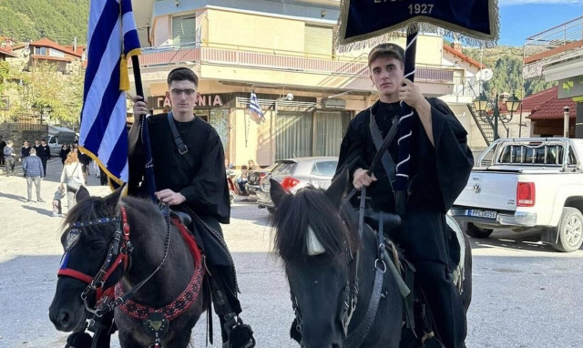 Λιβάδι Ελασσόνας: Παρέλασαν πάνω σε άλογα για την 28η Οκτωβρίου