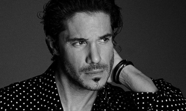 Νίκος Οικονομόπουλος: Έβαλε τα κλάματα στη λιτανεία της Παναγίας της Παρηγορήτριας στον Βύρωνα