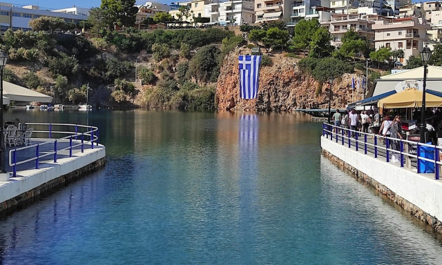 Κρήτη: Η γαλανόλευκη στη λίμνη του Αγίου Νικολάου!