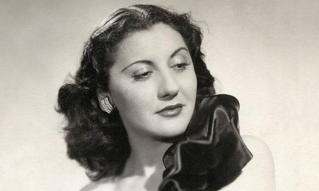 Σοφία Βέμπο: Η ζωή της γυναίκας που ενέπνευσε ένα ολόκληρο Έθνος - Έγινε «Η τραγουδίστρια της Νίκης»