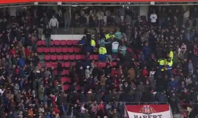 Ολλανδία: Προσωρινή διακοπή στο Αϊντχόφεν - Άγιαξ λόγω προσπάθειας ανάνηψης οπαδού στις εξέδρες