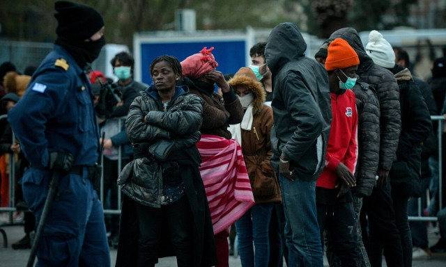 Ρόδος: Μετανάστες και πρόσφυγες εμποδίζουν τον απόπλου πλοίου - Ζητούν να μεταφερθούν από το νησί
