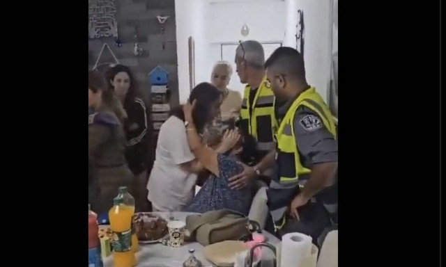 Η συγκινητική συνάντηση στρατιώτη ομήρου της Χαμάς με τη γιαγιά της μετά την απελευθέρωσή της